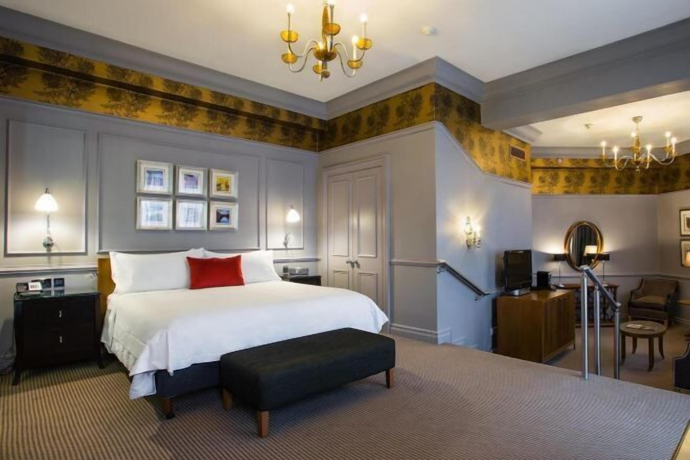 Egyptian cotton sheets, premium bedding, in-room safe, desk