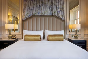Egyptian cotton sheets, premium bedding, in-room safe, desk
