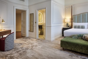 Premier Room, 1 King Bed | Egyptian cotton sheets, premium bedding, in-room safe, desk