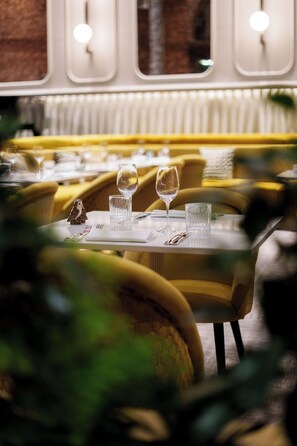 3 restaurants servant le déjeuner et le dîner