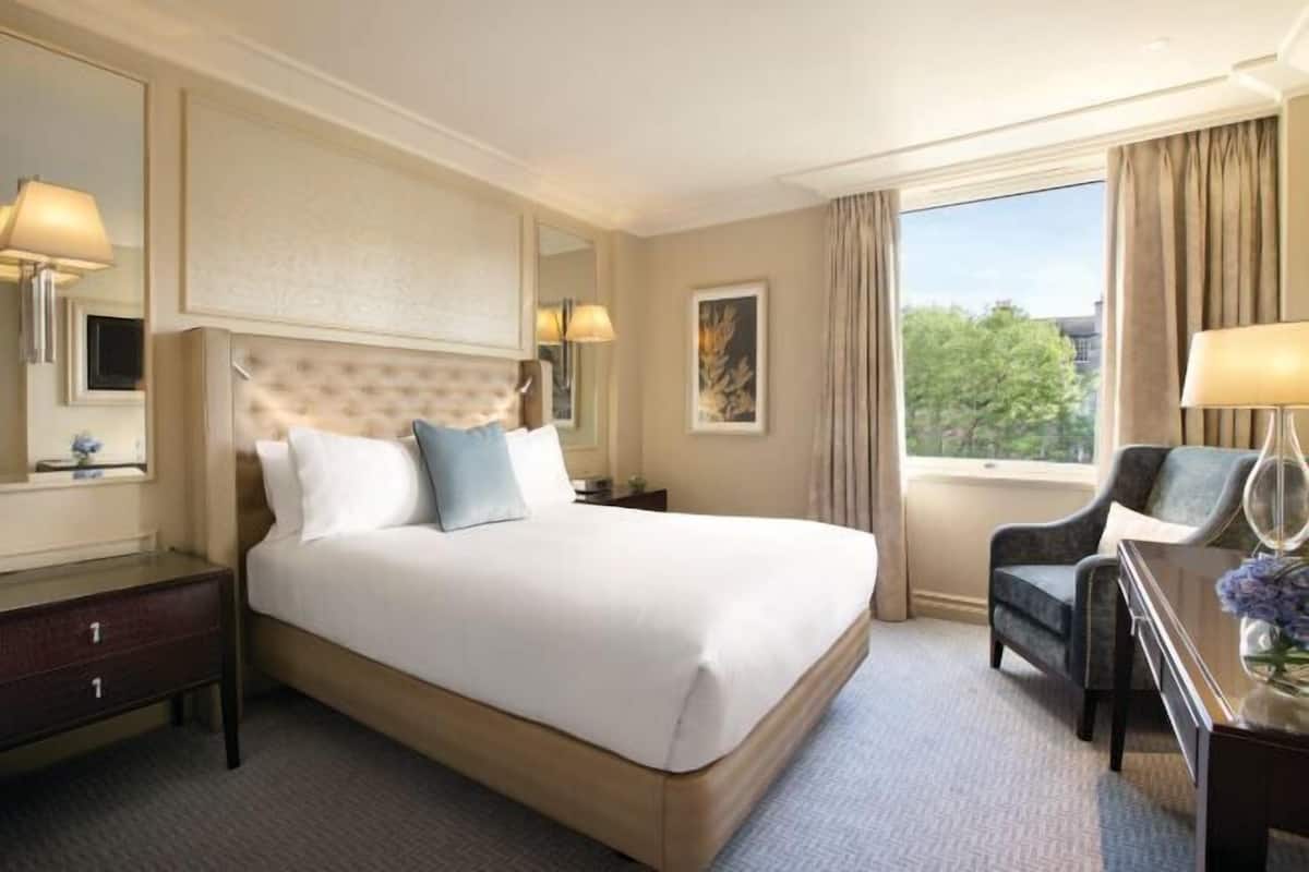 Egyptian cotton sheets, premium bedding, in-room safe, desk