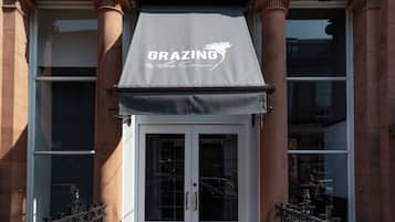 3 restaurants, serveren lunch