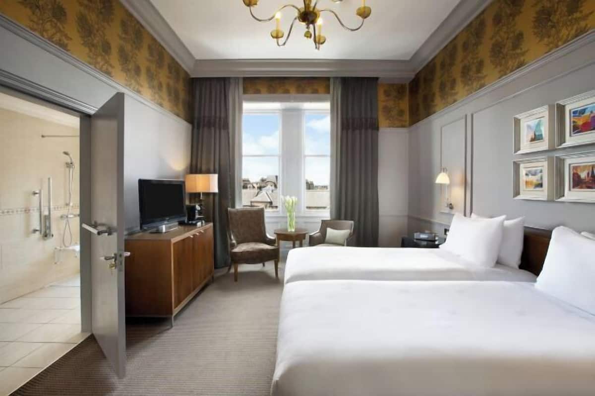 Egyptian cotton sheets, premium bedding, in-room safe, desk