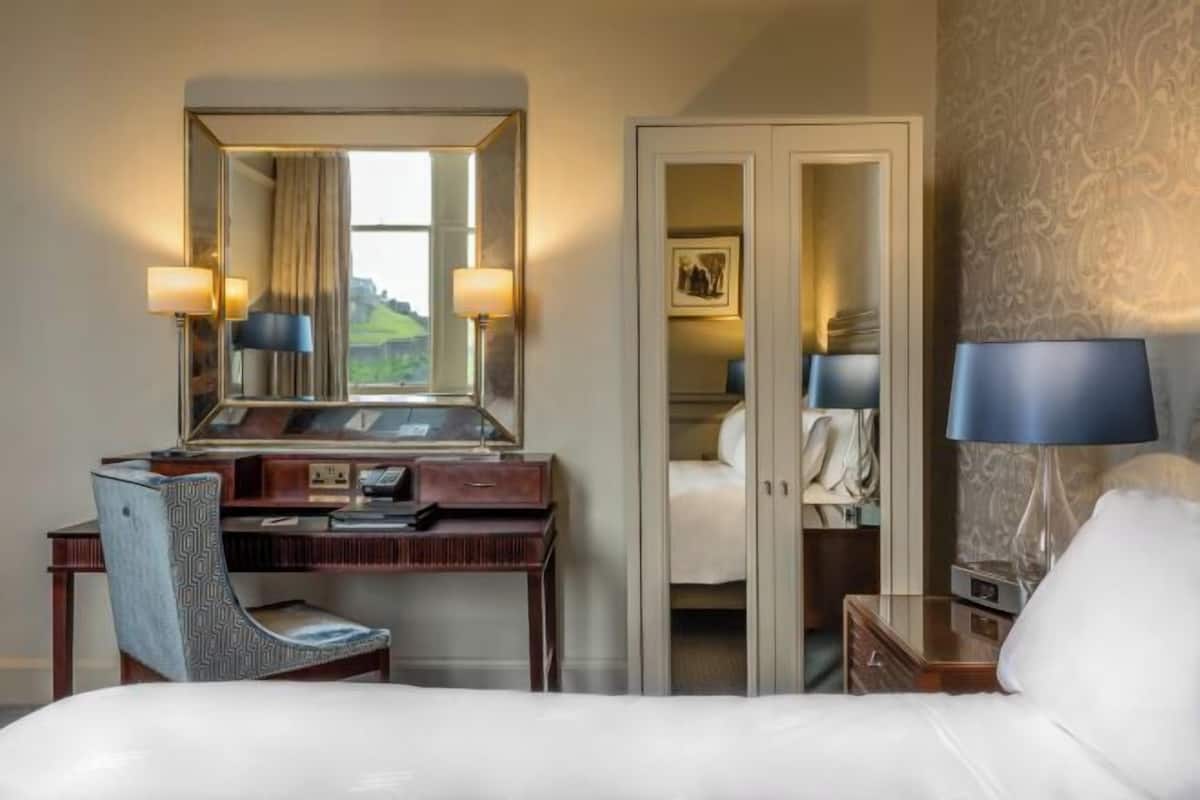 Egyptian cotton sheets, premium bedding, in-room safe, desk