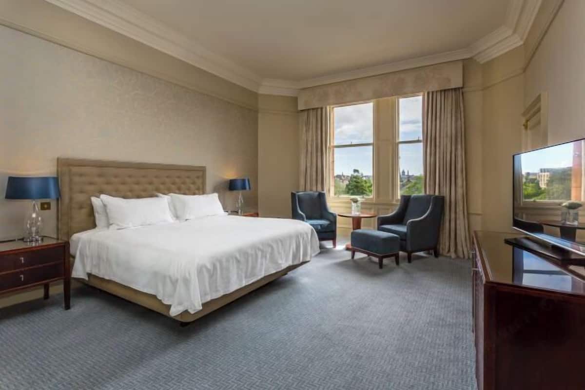 Egyptian cotton sheets, premium bedding, in-room safe, desk