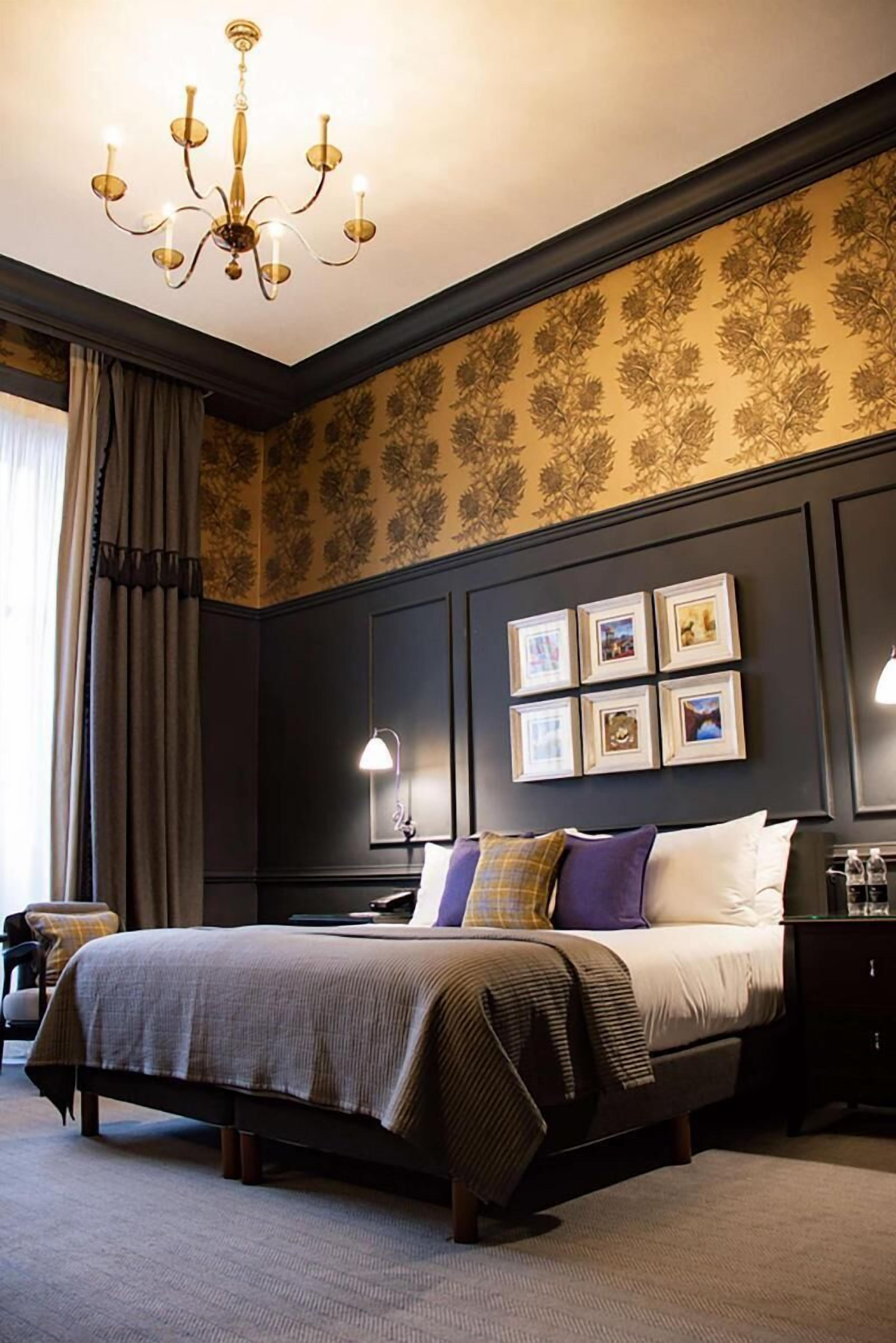 Egyptian cotton sheets, premium bedding, in-room safe, desk