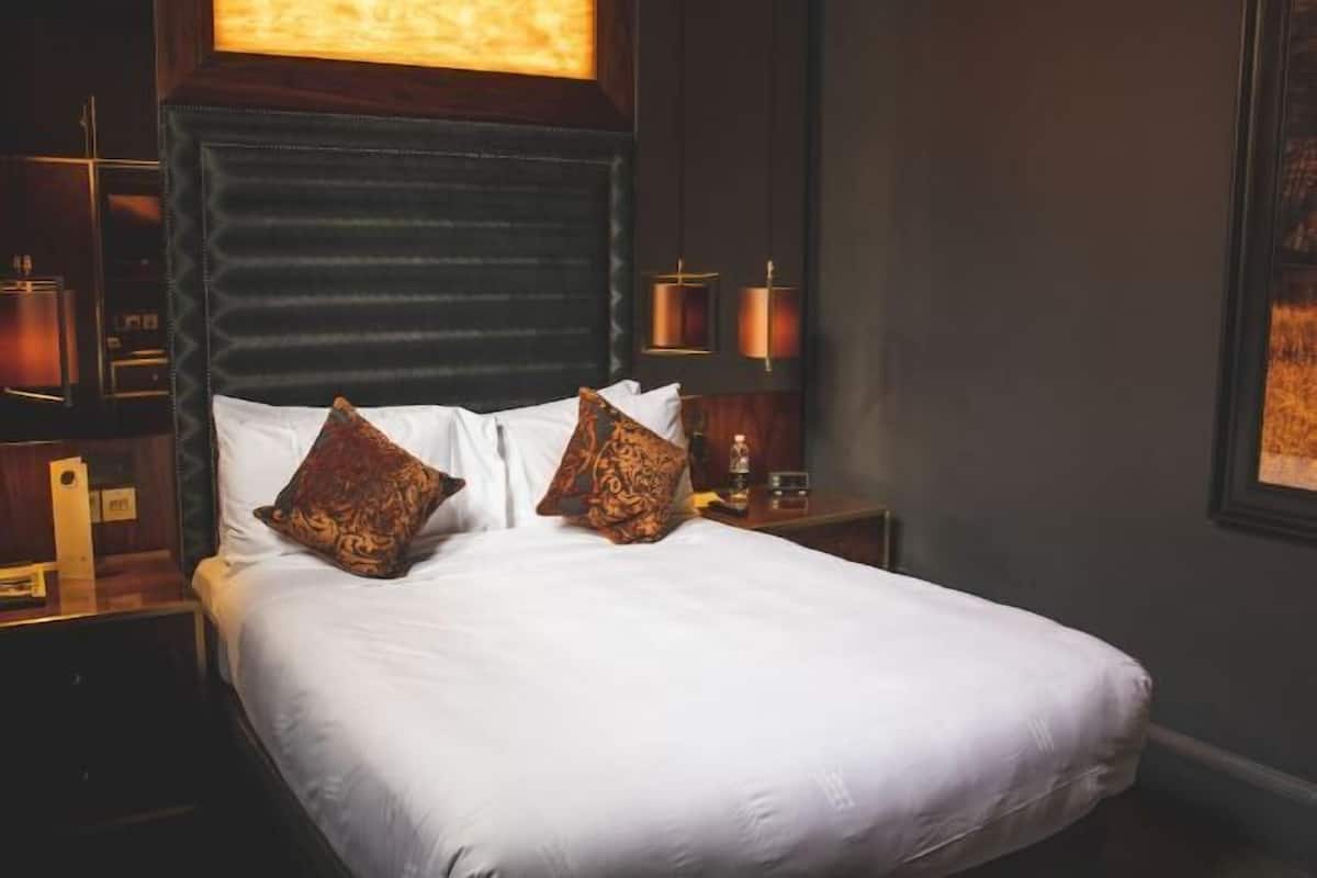 Egyptian cotton sheets, premium bedding, in-room safe, desk