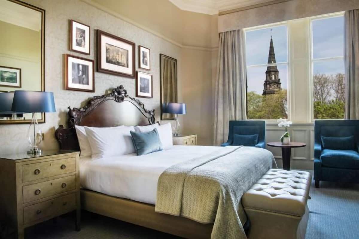 Egyptian cotton sheets, premium bedding, in-room safe, desk
