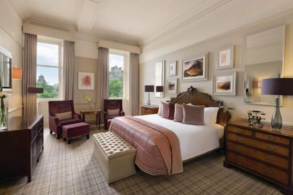 Egyptian cotton sheets, premium bedding, in-room safe, desk