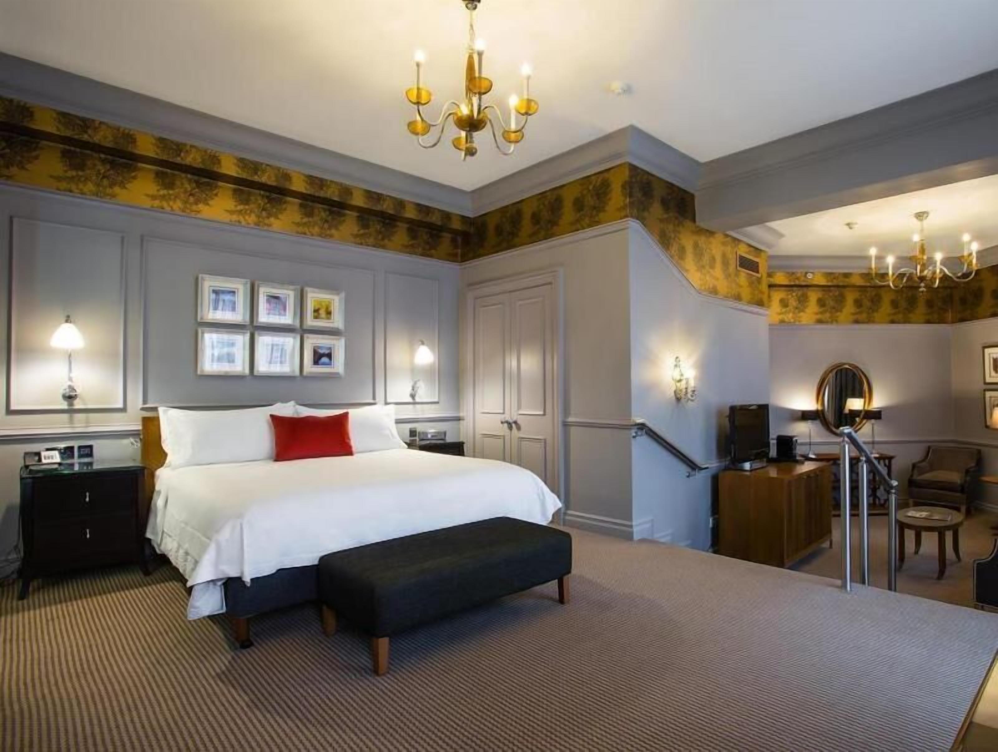 Egyptian cotton sheets, premium bedding, in-room safe, desk