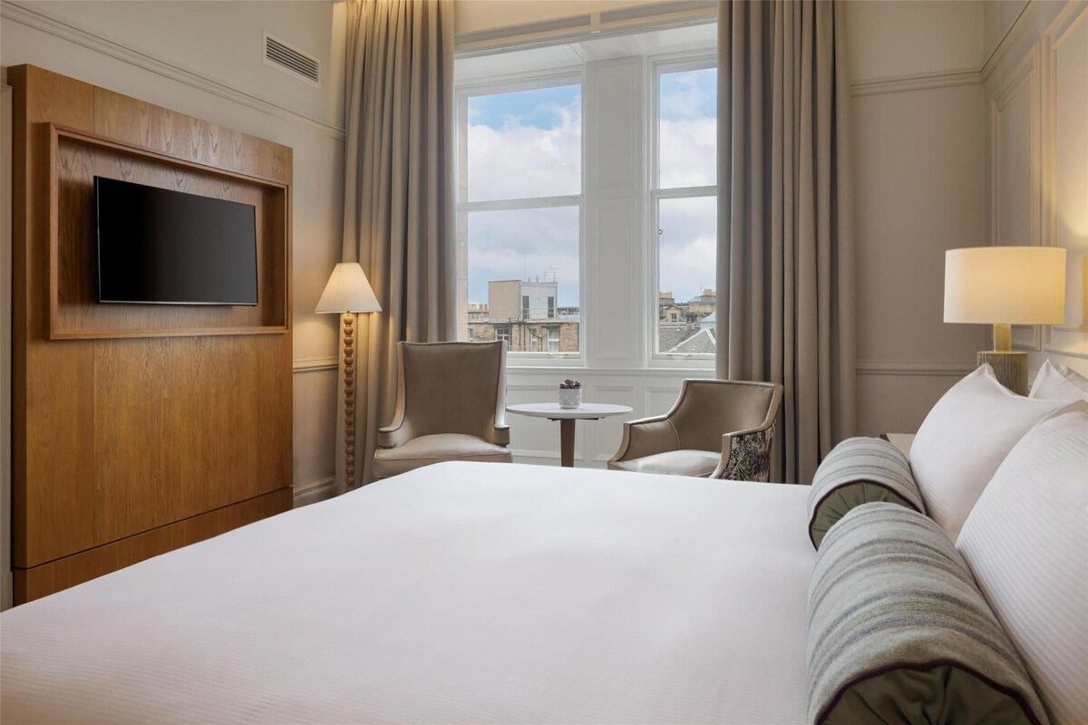 Egyptian cotton sheets, premium bedding, in-room safe, desk