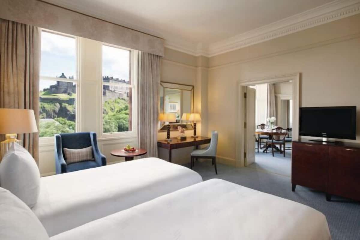 Egyptian cotton sheets, premium bedding, in-room safe, desk