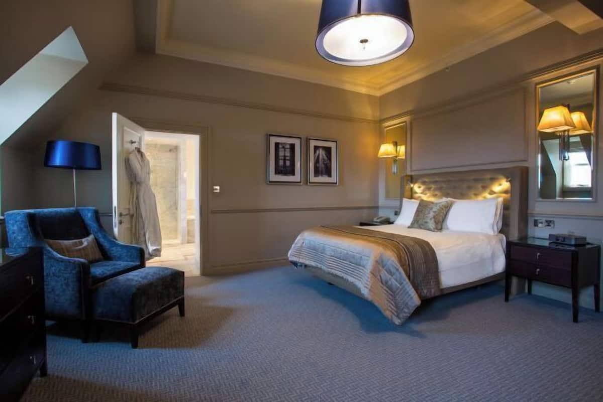 Egyptian cotton sheets, premium bedding, in-room safe, desk