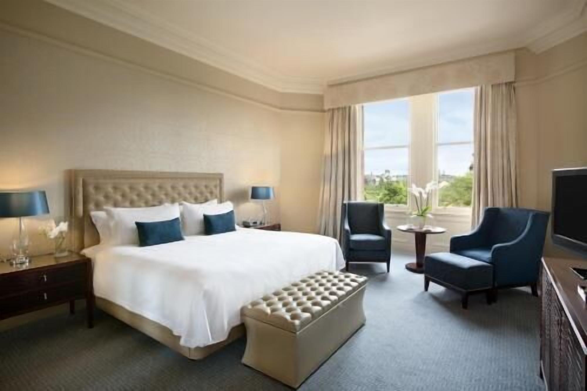Egyptian cotton sheets, premium bedding, in-room safe, desk