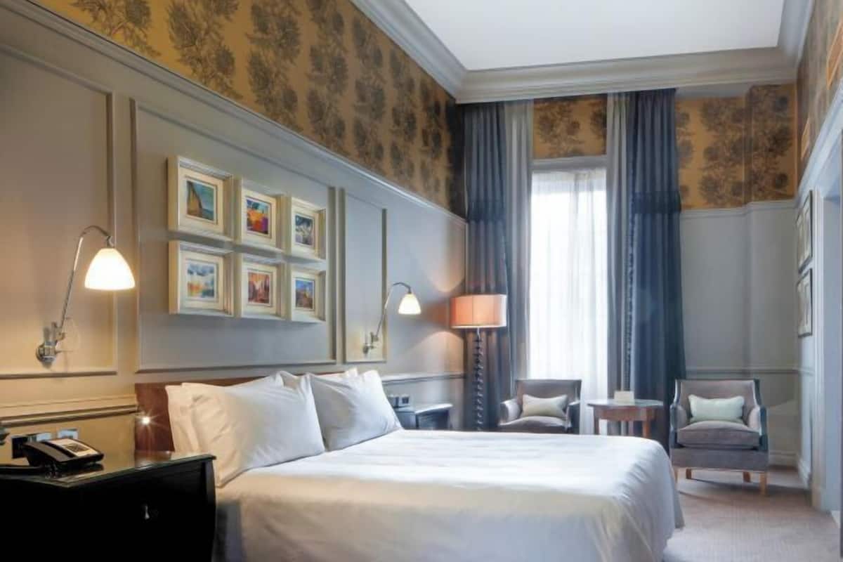 Egyptian cotton sheets, premium bedding, in-room safe, desk