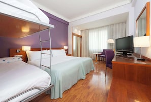 Caja de seguridad en la habitación, muebles diferentes y escritorio 