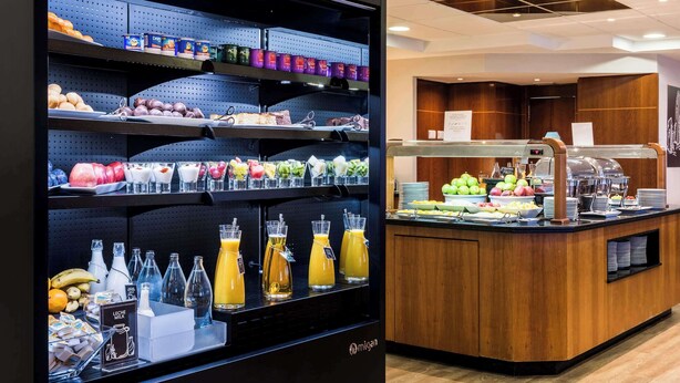 Un buffet de petit-déjeuner proposant une variété d'aliments et de boissons.