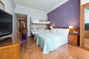 Quarto Família | Cofres nos quartos, individualmente mobiliados, escrivaninha