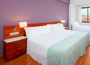 In-room safe, individually furnished, desk, iron/ironing board - Hotel Madrid Centro Affiliated by Meliá (Madrid)