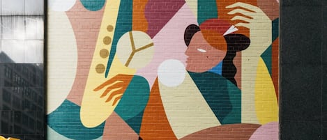 Un mural colorido en la pared de un edificio.