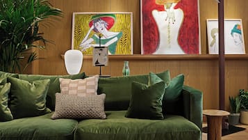 Lobby-lounge