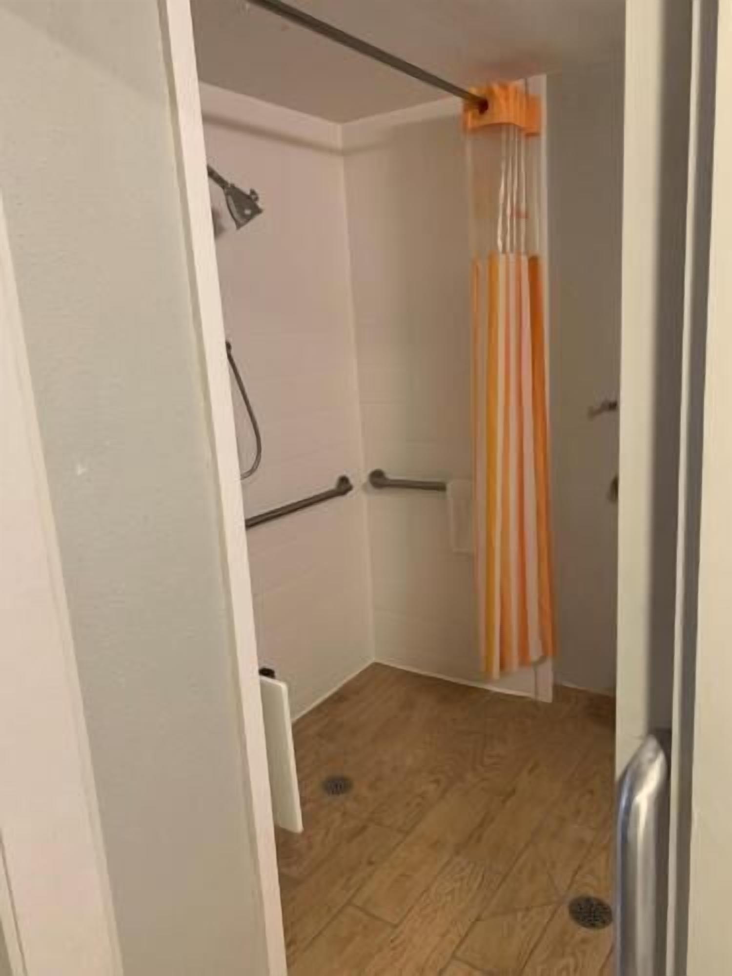 Baño | Tina con regadera, amenidades de baño gratuitas, secadora de cabello 