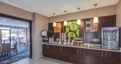 La Quinta Inn & Suites by Wyndham Philadelphia Airport