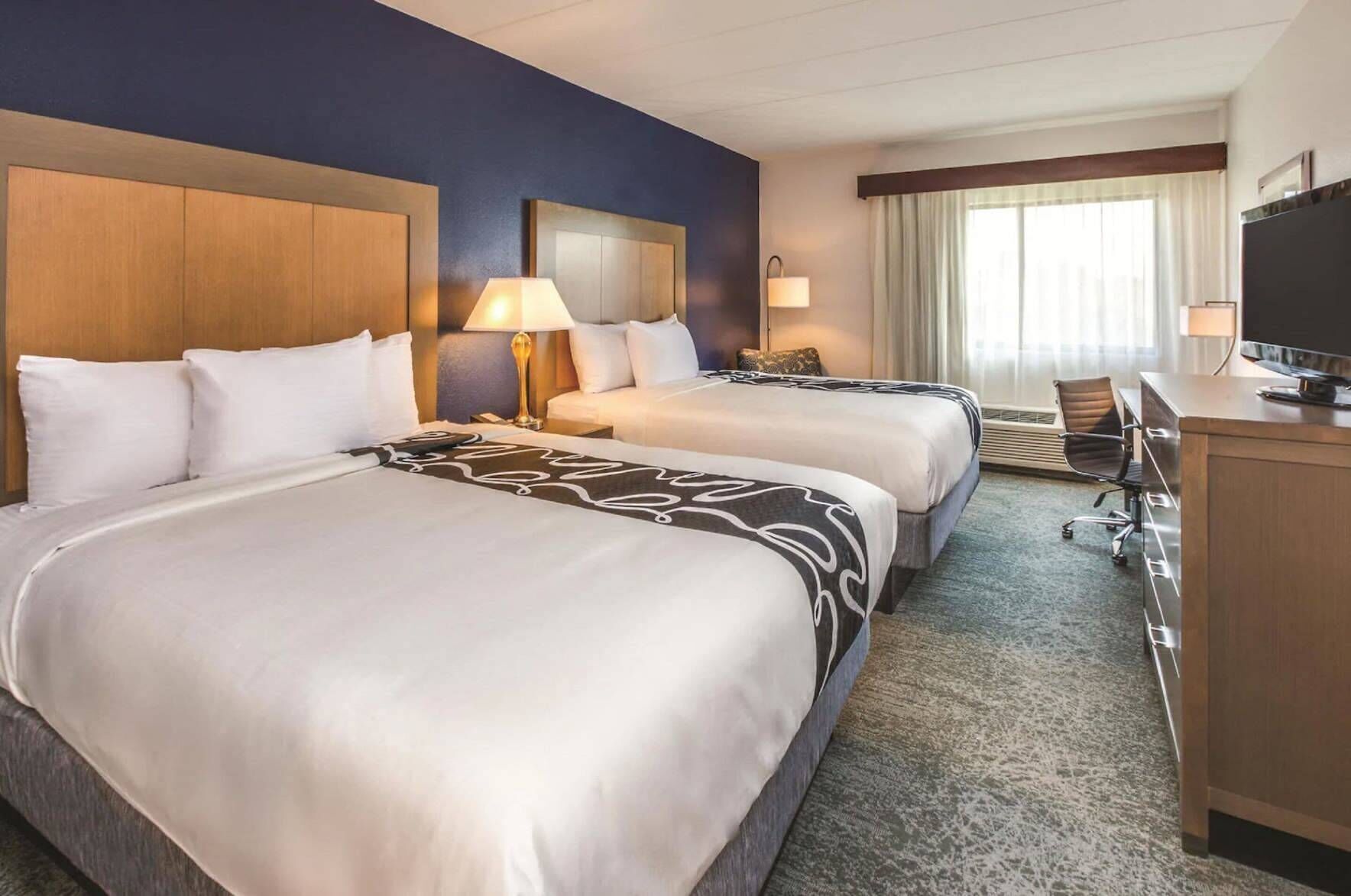 Escritorio, insonorización, tabla de planchar con plancha y wifi gratis 
