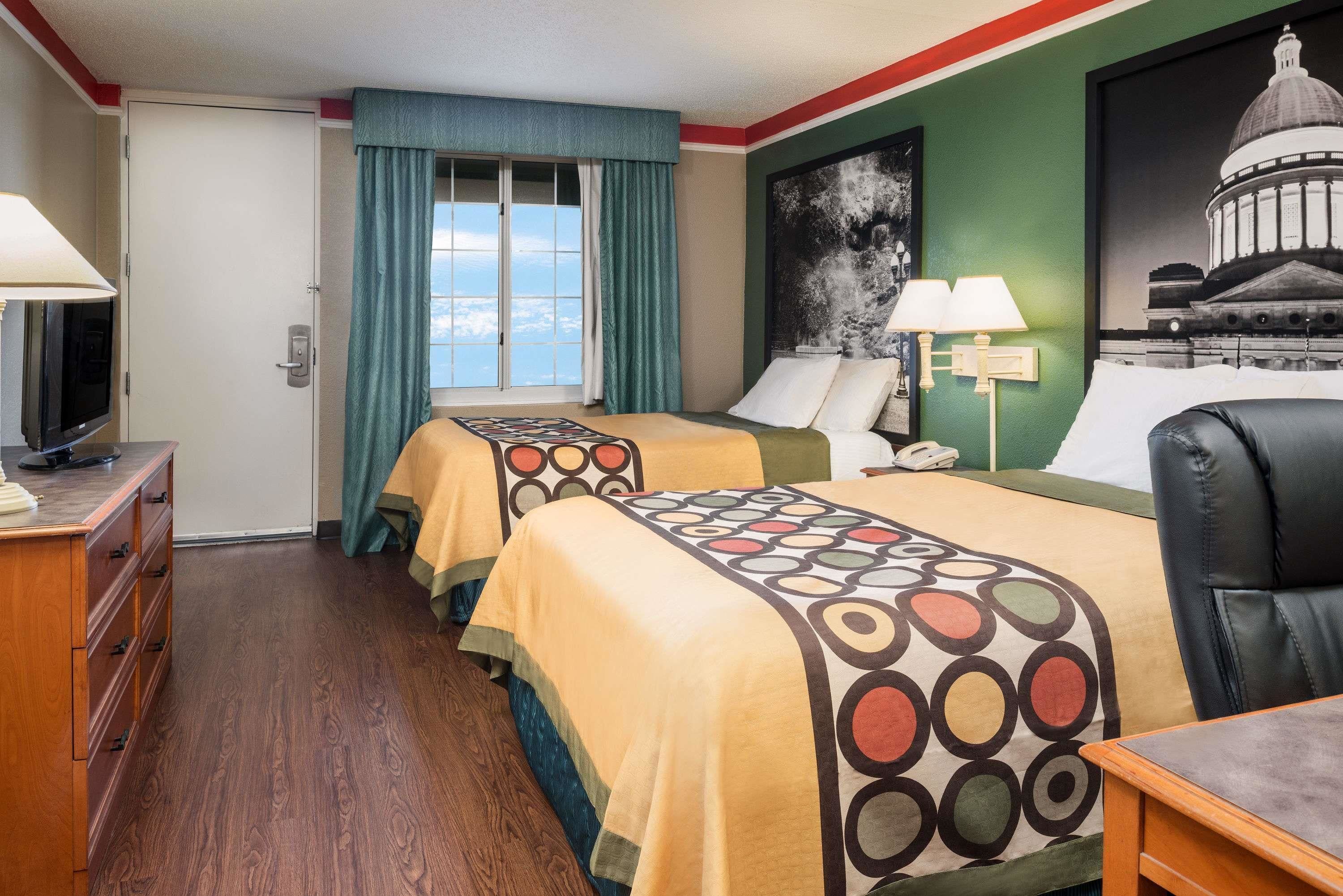 Desk, soundproofing, iron/ironing board, free WiFi