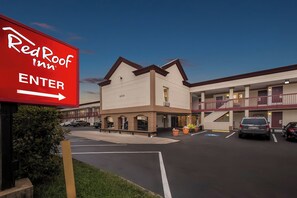Ein Red Roof Inn mit einem Schild, das den Eingang zeigt.