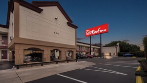 A Red Roof Inn with a parking lot and a building facade. - Red Roof Inn Washington, DC (Washington)