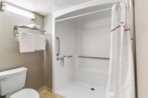 Standardzimmer, 1 King-Bett, barrierefrei, Nichtraucher (Roll-In Shower) | Badezimmer | Kostenlose Toilettenartikel, Handtücher, Seife, Shampoo