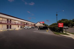 A motel with a red roof and a sign indicating the Red Roof Inn. - Red Roof Inn Washington, DC (Washington)