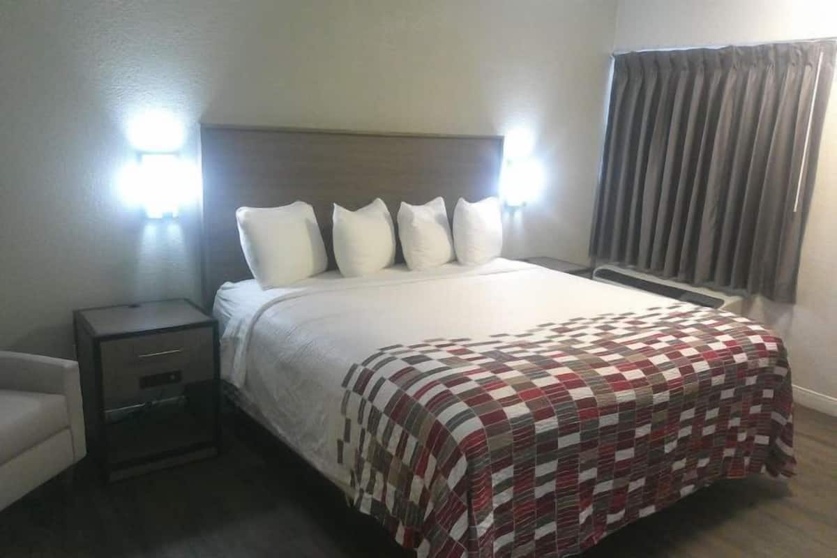 Escritorio, espacio para trabajar con laptop y cortinas blackout