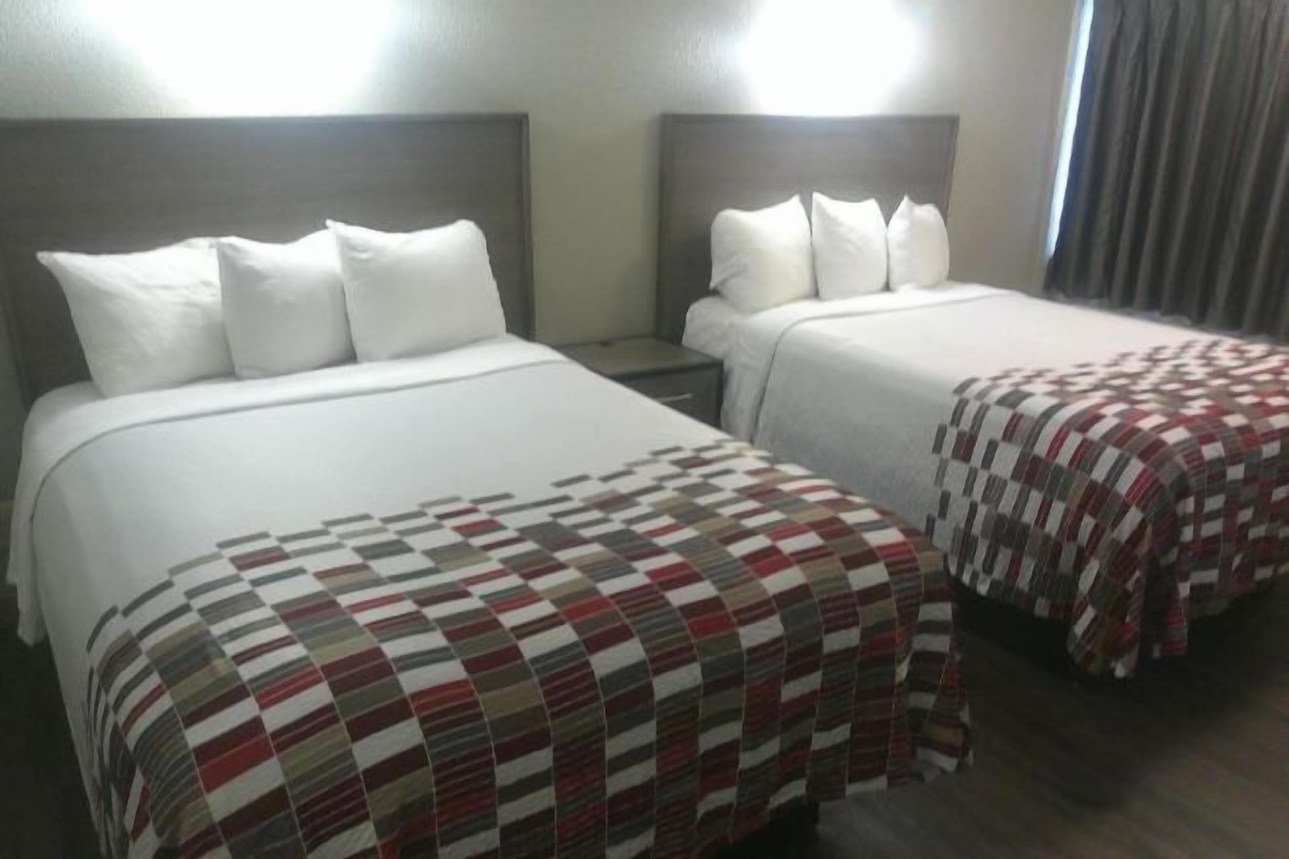 Escritorio, espacio para trabajar con laptop y cortinas blackout 