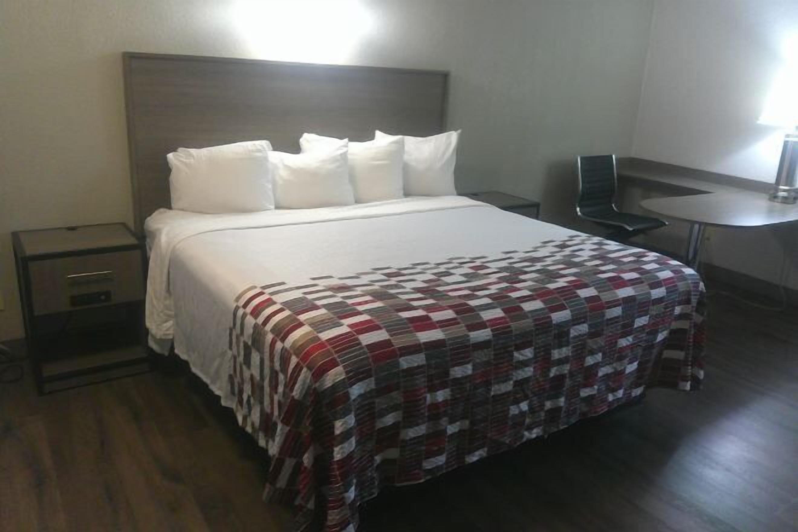 Escritorio, espacio para trabajar con laptop y cortinas blackout 