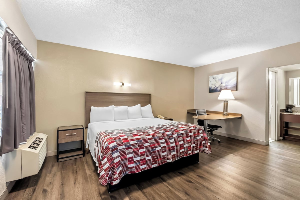 Superior Room, 1 King Bed, Non Smoking | Desk, laptop workspace, blackout drapes, free cribs/infant beds