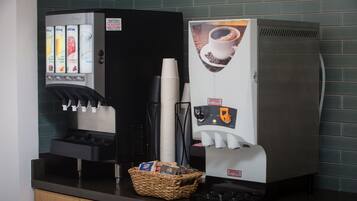 Máquina de café com diversas opções de bebidas e um dispensador.