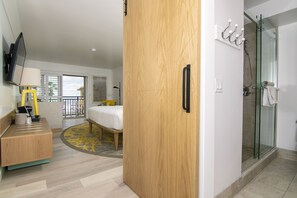Standardværelse - 1 kingsize-seng | Badeværelse | Bruser, designertoiletartikler, hårtørrer, håndklæder