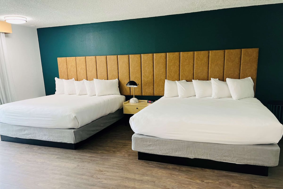 Iron/ironing board, bed sheets