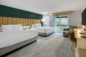 Habitación estándar, varias camas, refrigerador y microondas, vista al patio | Tabla de planchar con plancha y ropa de cama 