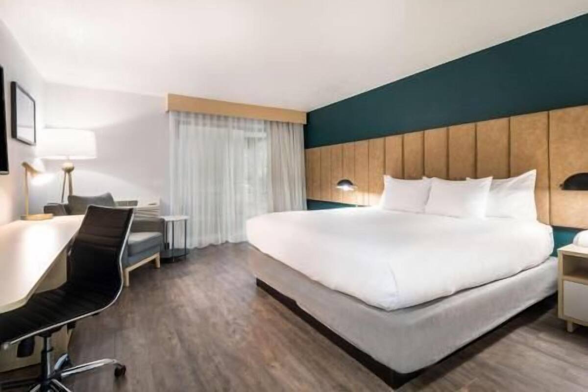 Iron/ironing board, bed sheets