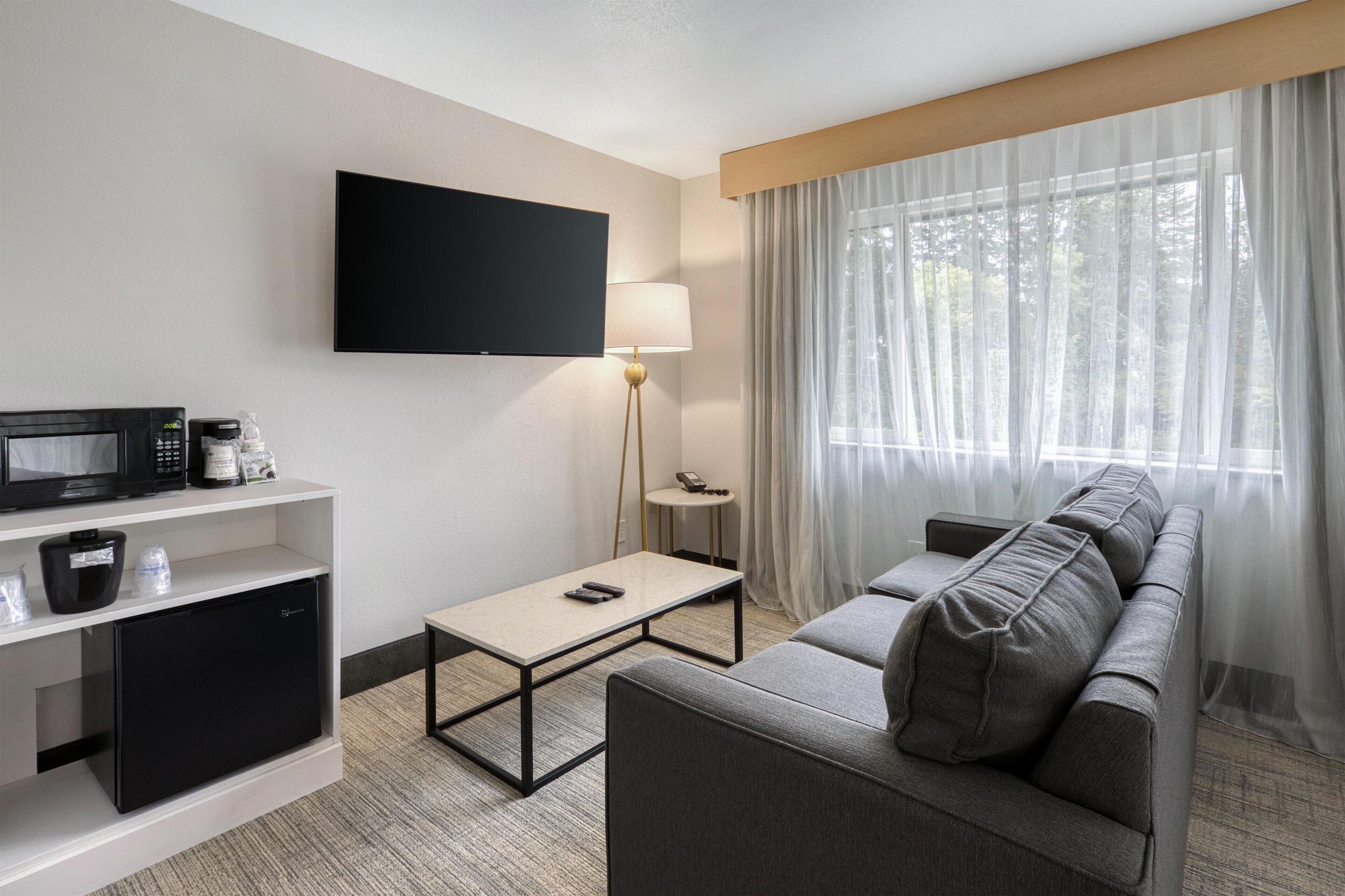 Suite, 1 King Bed, Balcony, Courtyard View | Iron/ironing board, bed sheets