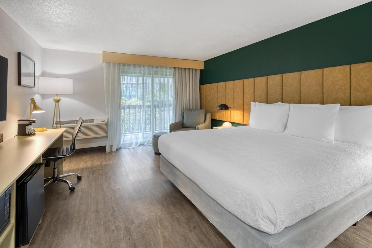 Standard Room, 1 King Bed, Balcony, Courtyard View | Iron/ironing board, bed sheets