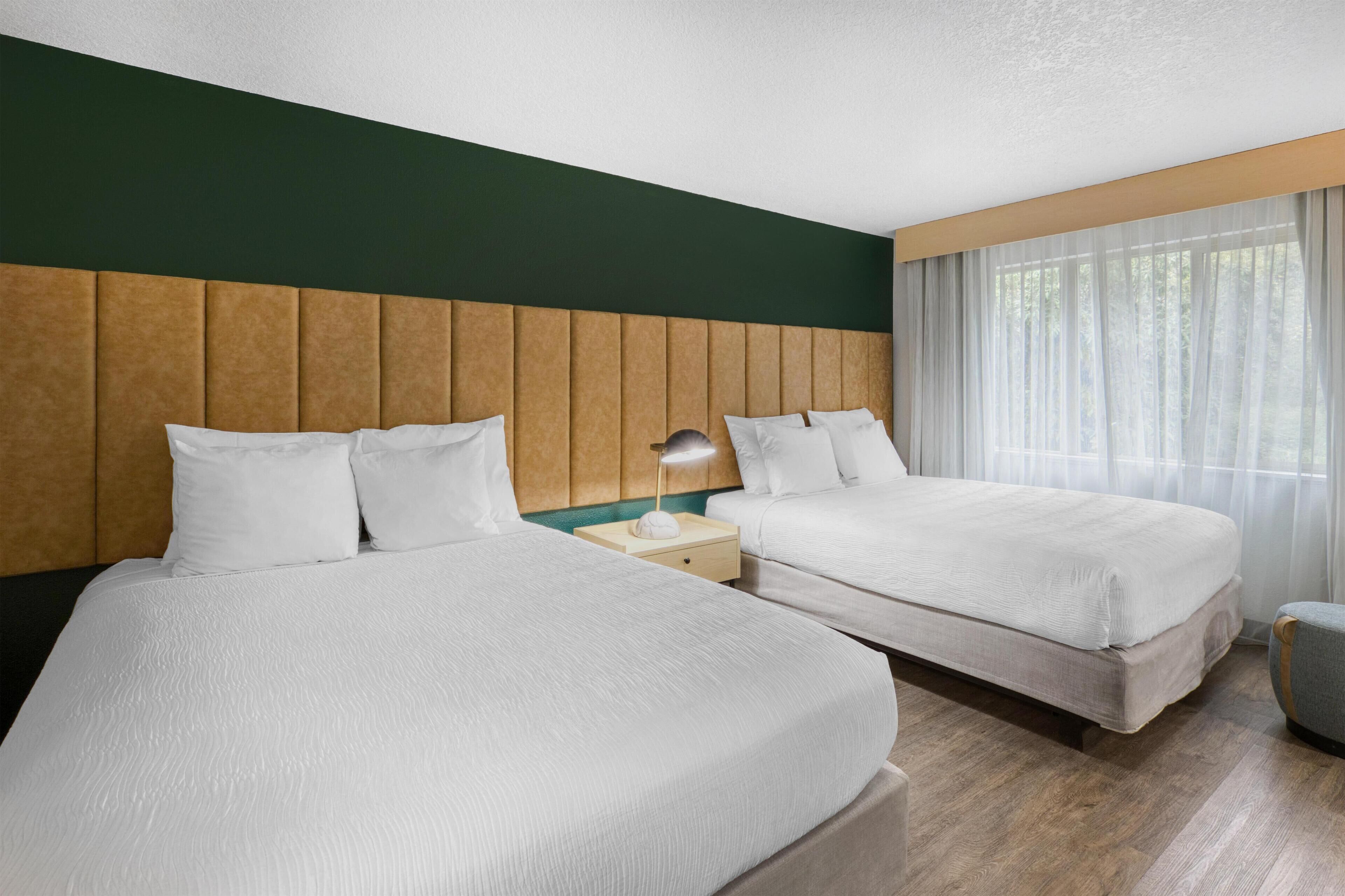 Iron/ironing board, bed sheets