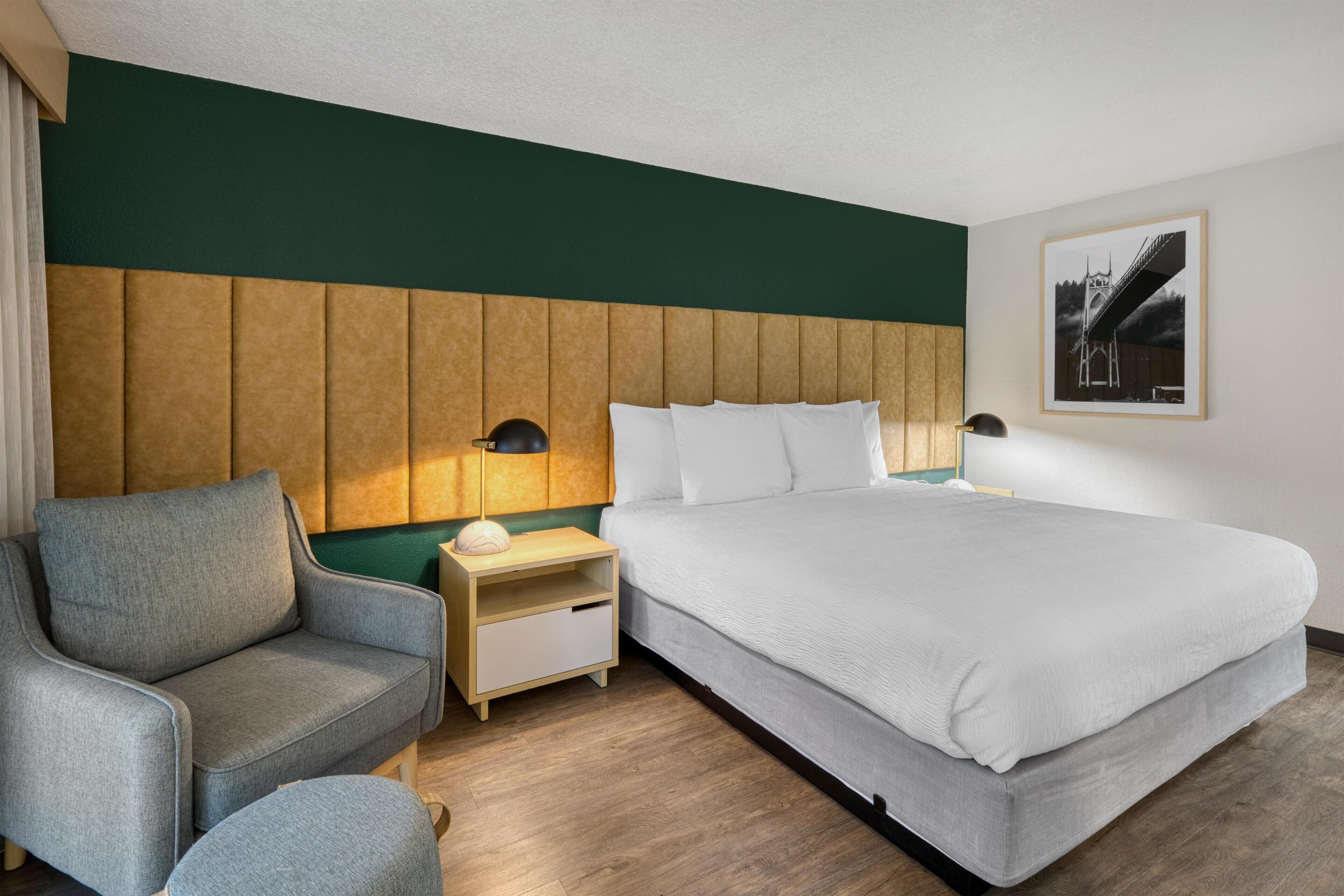 Iron/ironing board, bed sheets