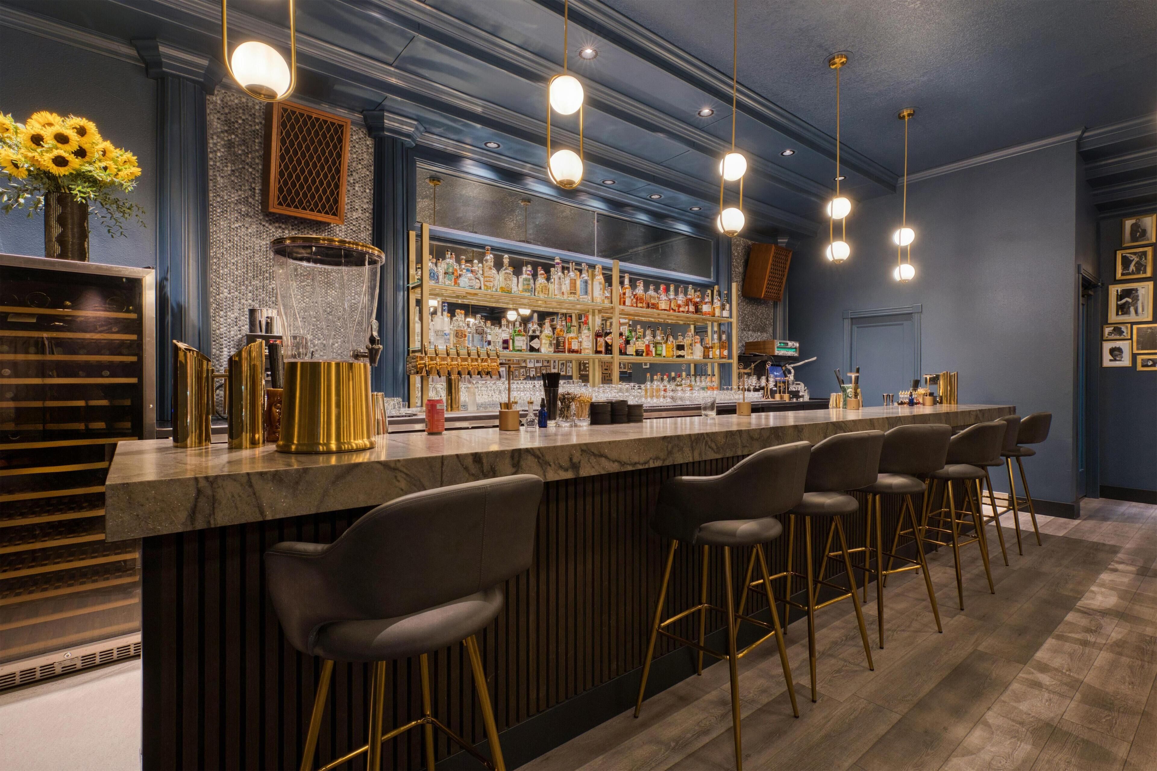 Serves lunch, dinner and happy hour