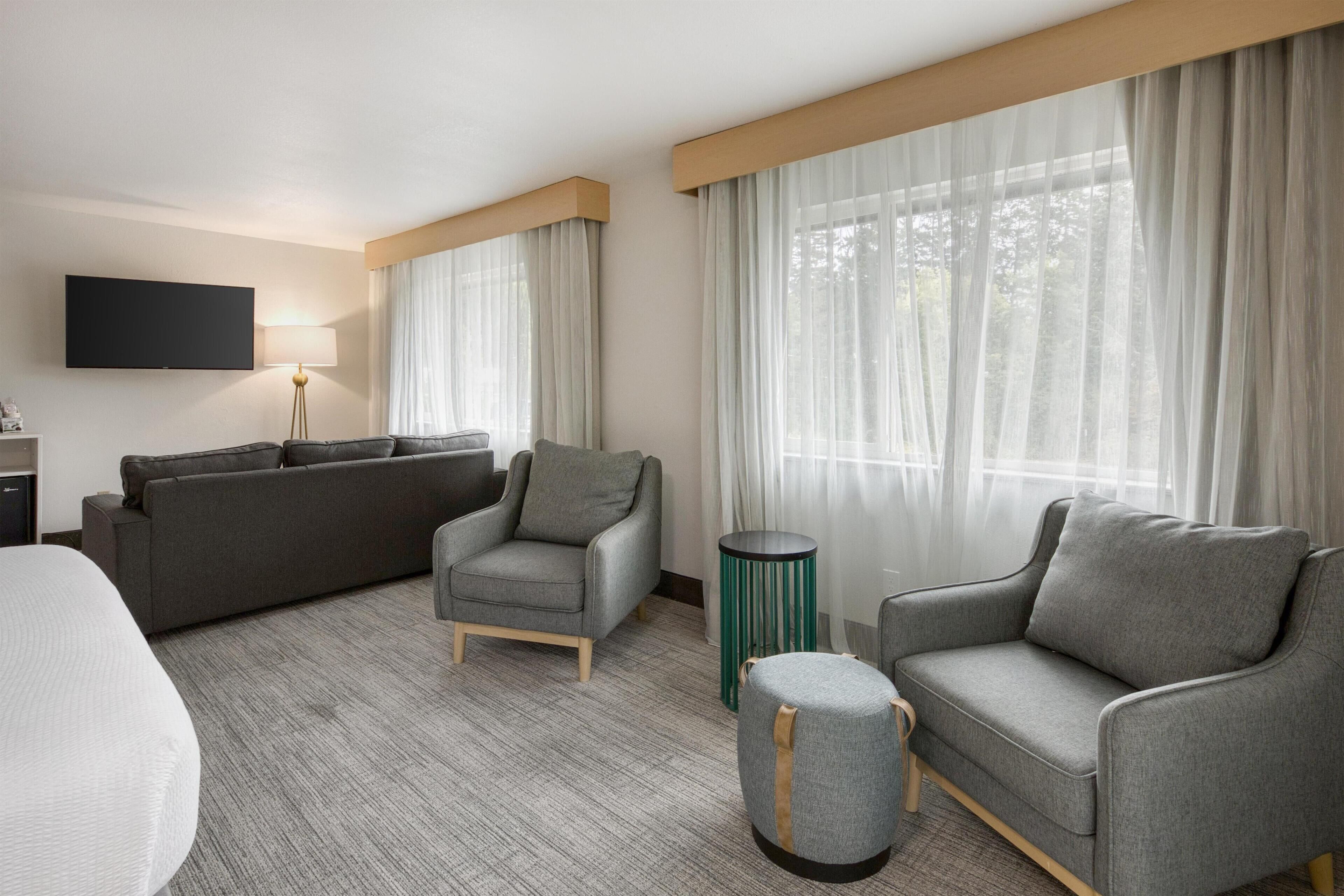 Suite, 1 King Bed, Balcony, Courtyard View | Iron/ironing board, bed sheets