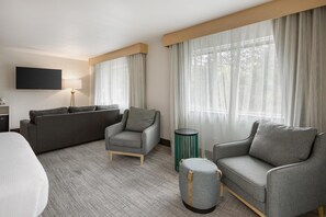 Suite, 1 cama King size, balcón, vista al patio | Tabla de planchar con plancha y ropa de cama 