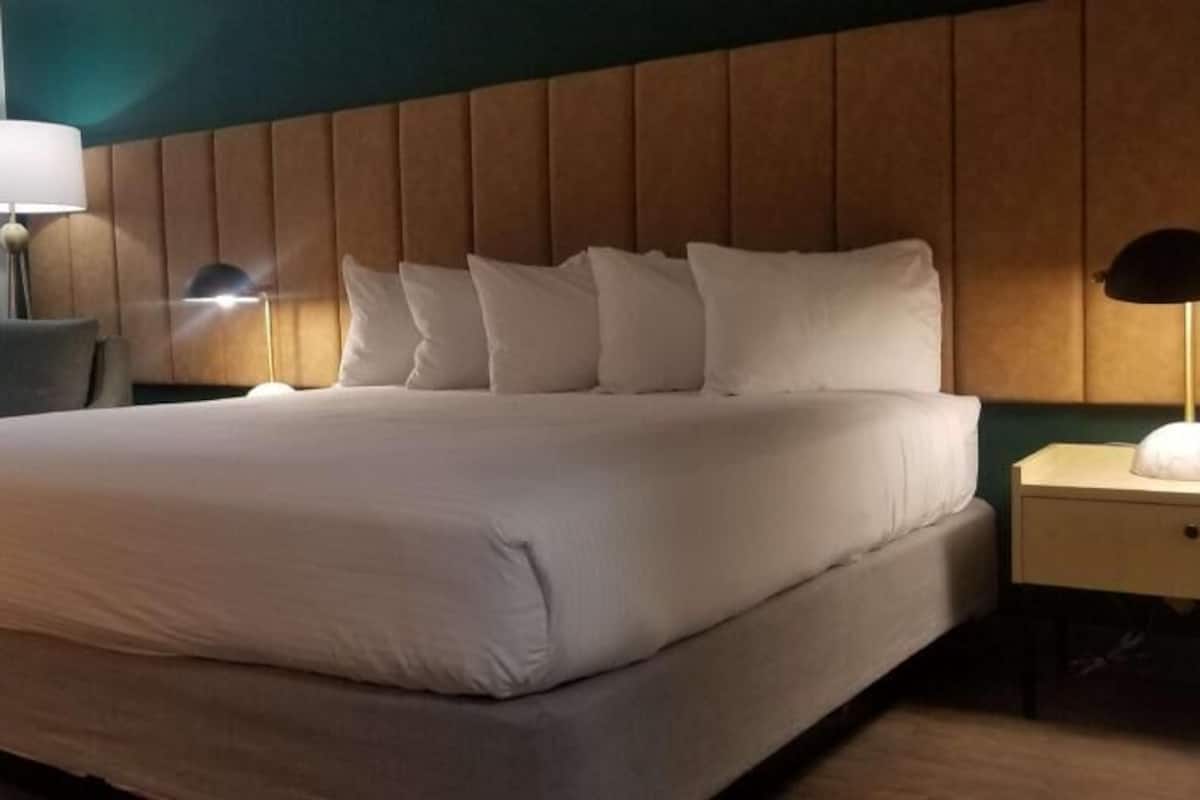 Iron/ironing board, bed sheets